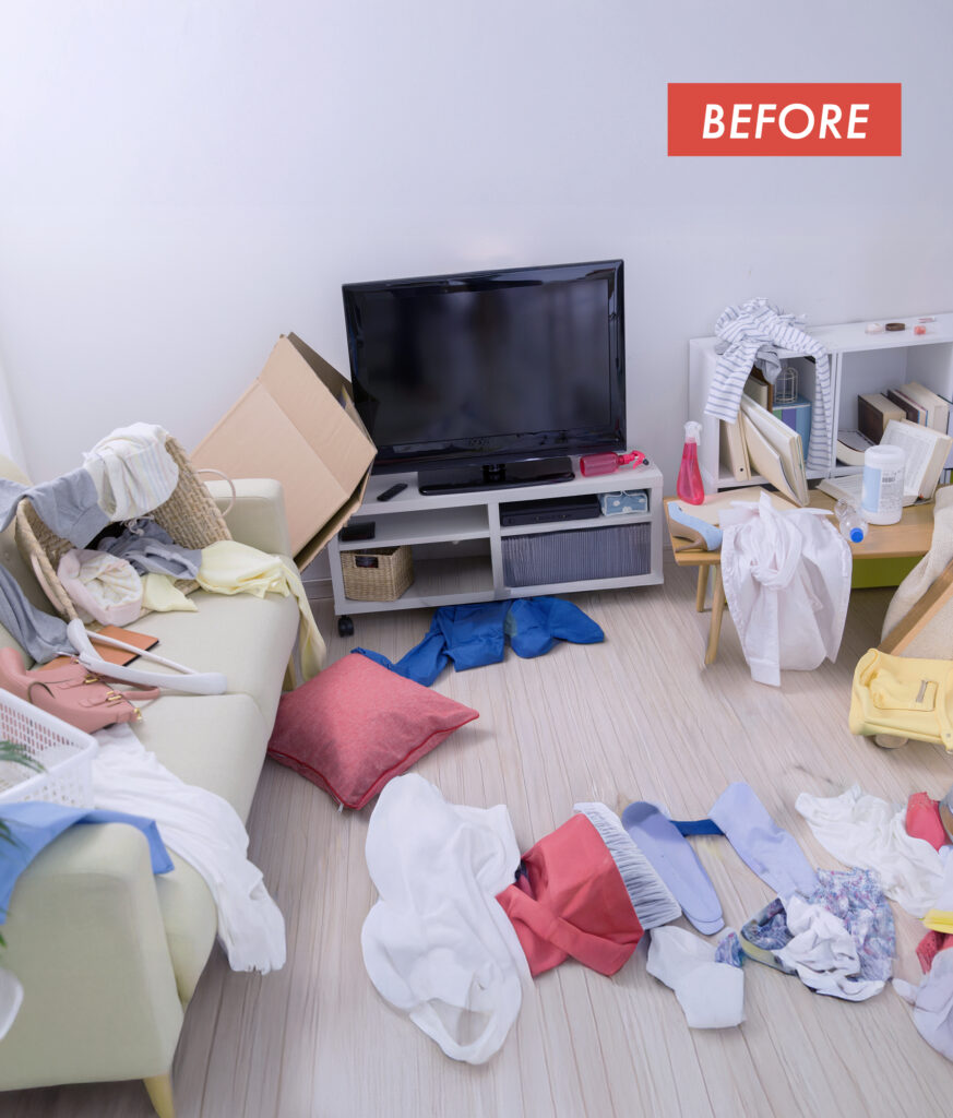 衣類などで散らかった室内